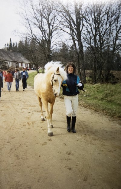 Tiina ja eesti tõugu täkk Rembrant. Koos osalesid nad galopivõidusõitudel 1997.