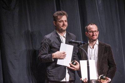 Andris Feldmanis ja Juho Kuosmanen Kultuurkapitali aastapreemiat vastu võtmas.