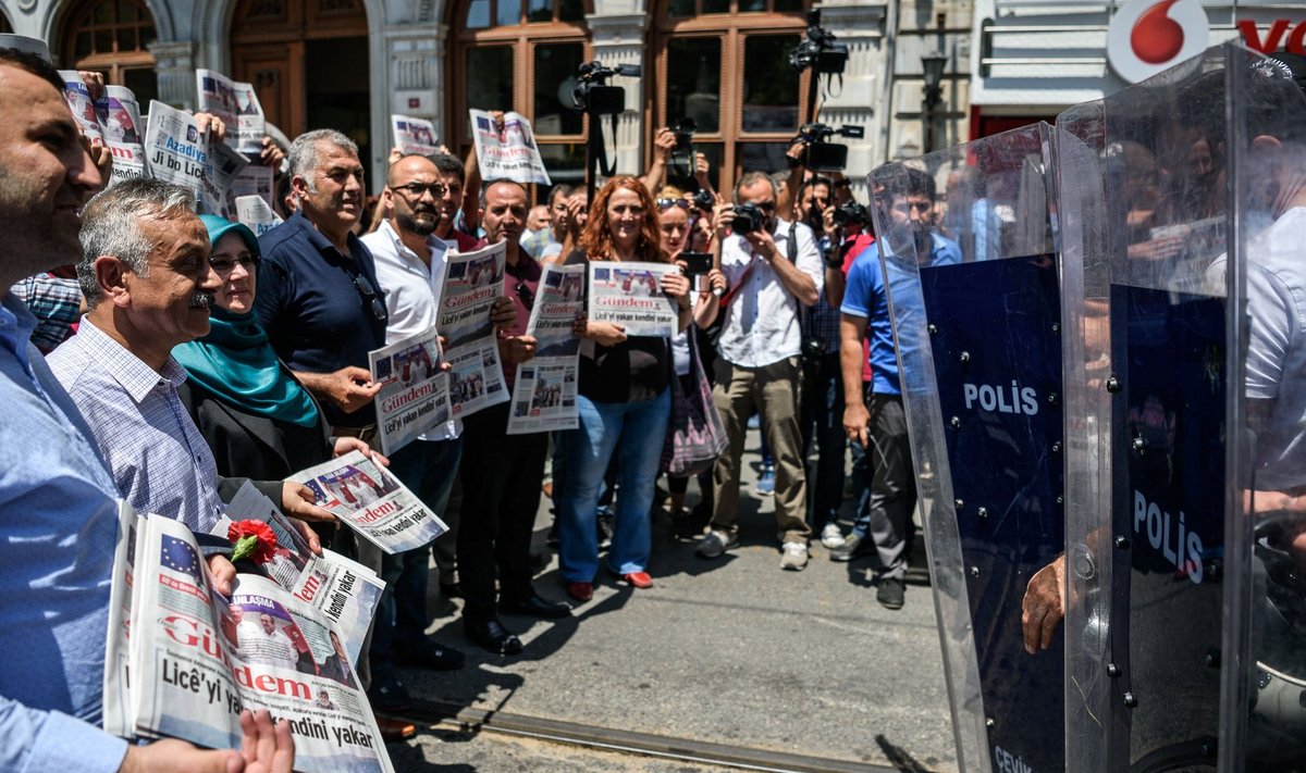 Protestijad seisavad Istanbuli kesklinnas sõnavabaduse eest. Türgi vanglates on praegu kinni peetud 151 ajakirjanikku ja kirjanikku. Enamik neist on saanud süüdistuse terrorismile kaasaaitamises.