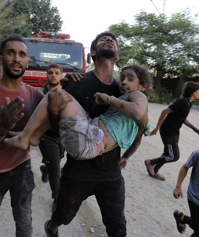 Palestiina elanikud peale Iisraeli pommirünnakut. Foto tehtud 1. novembril 2023.