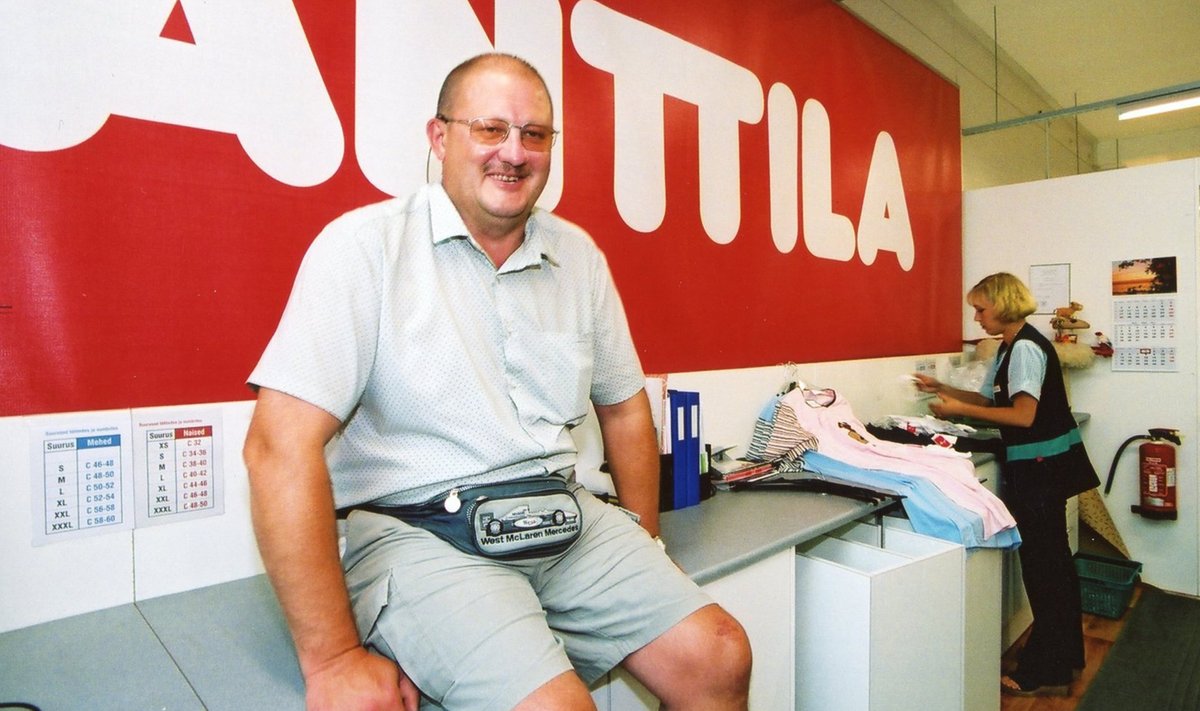2002. aastal avas Tauno Tuula juhitav aktsiaselts Anttila Viljandi bussijaama teisel korrusel 1100ruutmeetrise kaupluse.