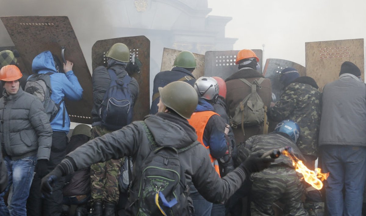 Süütepudel läheb kohe lendu. Valitsusvastased võitlejad Kiievi kesklinnas, kus toimuvad miilitsajõudude ja meeleavaldajate ohvriterohked kokkupõrked. 