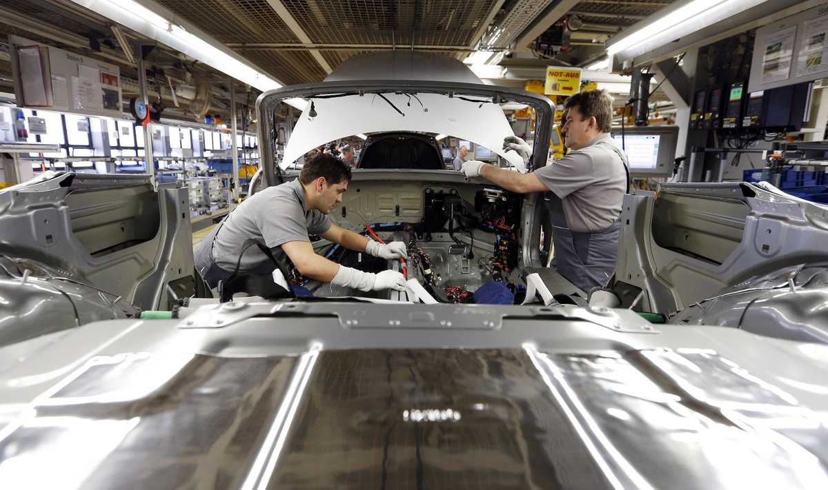 Münchenis Zuffenhauseni tehases aitavad robotid töölistel Porschesid kokku panna.