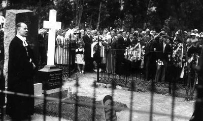IV ülemaalise kurttummade kongressi puhul avati 24. juunil 1936. a Vändra surnuaial Ernst Sokolowsky kalmul mälestussammas ja Ehwata seltsi poolt kivi kurttummade kooli asutajale-õpetajale.