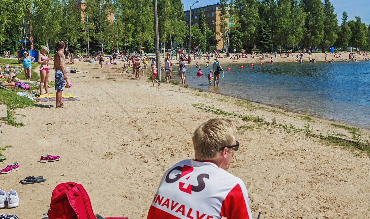 Illustreeriv foto soojast suveilmast Tartus Anne kanali ääres.