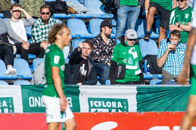 Rahulolematu FC Flora fänn. Ei ole teada kellele ta keskmist sõrme näitas. Premium liiga 26. vooru keskses kohtumises Kadrioru staadionil mängisid Tallinna FCI Levadia ja Tallinna Flora 2:2 viiki.