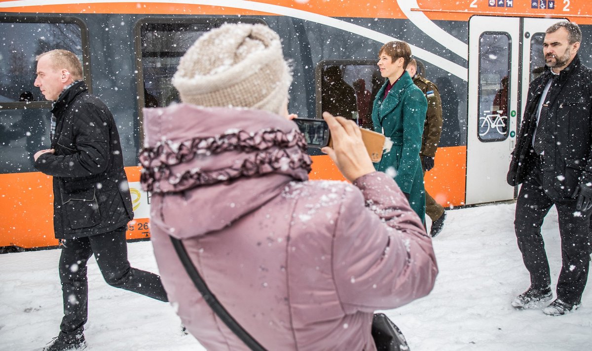 Narvas ootasid presidenti lumesadu ja uudishimulikud pildistajad.