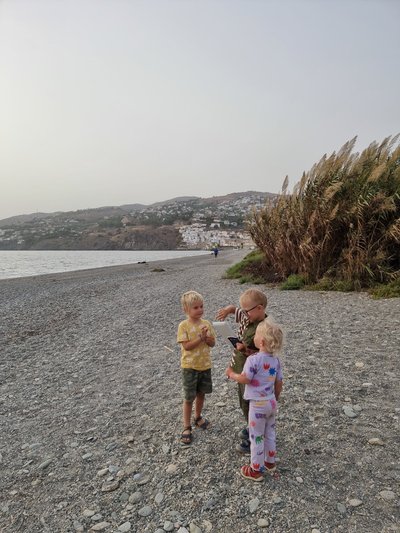 Eesti lapsed Torrenuevast 15minutilise autosõidu kaugusel asuva Salobrena linnakese rannas.