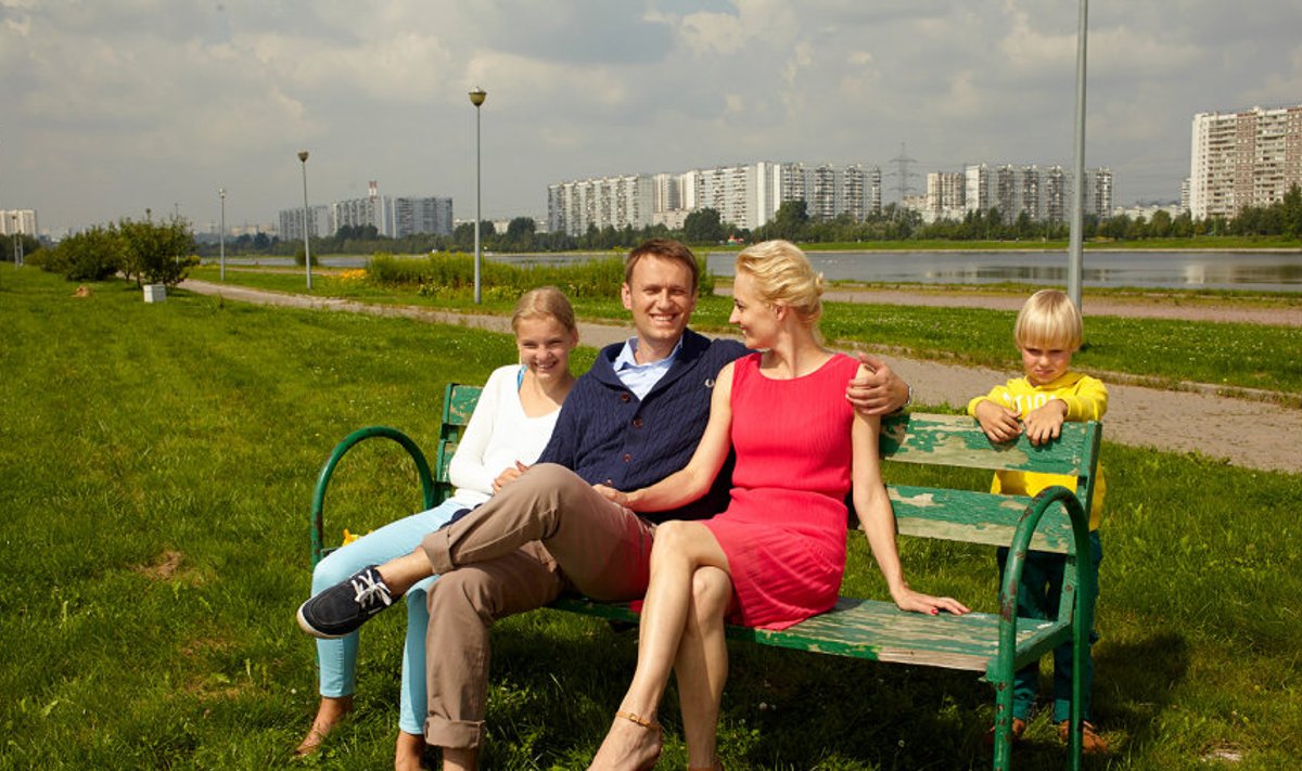 Aleksei Navalnõi foto erakogust: Hetk minevikust. Täna Aleksei Navalnõi korterist väljuda ei tohi. Pere toetab teda igati. Netielu eest vastutab abikaasa Julia.