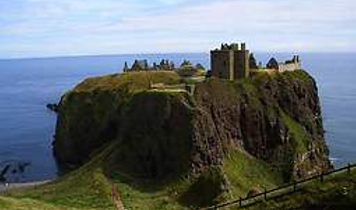 Loss: Stonehaveni lossi varemed asuvad vaata et solvavalt maalilises kohas. Tim Botterill