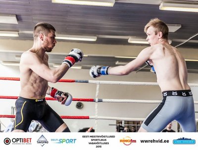 Eesti esimesed meistrivõistlused vabavõitluses: Saaremäe (paremal) vs Hutrov (aprill 2015).