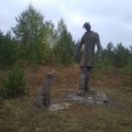 Kohalik ostis Läänemaal kaevanduseks plaanitud maatüki ära ning suvitajast soomlane püstitas sinna skulptuuri