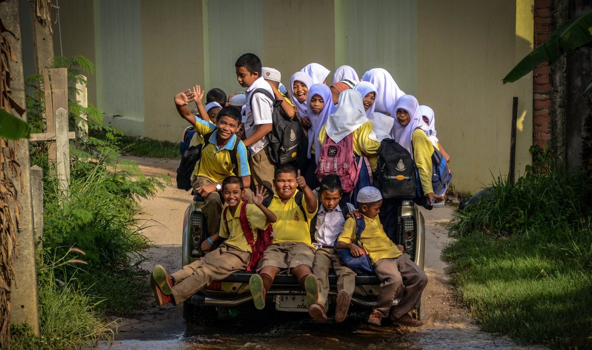 Ученики мусульманской школы острова Пхукет (Тайланд) едут на занятия.