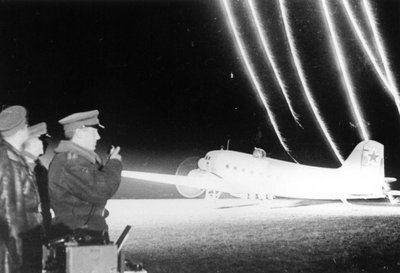 KAS TÄNA LENDAME TALLINNA? Lennuväemarssal Aleksandr Golovanov annab stardikäsu Li-2 transpordilennukile, mille all ripub tagasihoidlik kogus pomme.