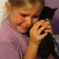 Video, mis toob rõõmupisara silma: vaata, kuidas reageerib väike tüdruk, kui ema talle uue kassi kingib