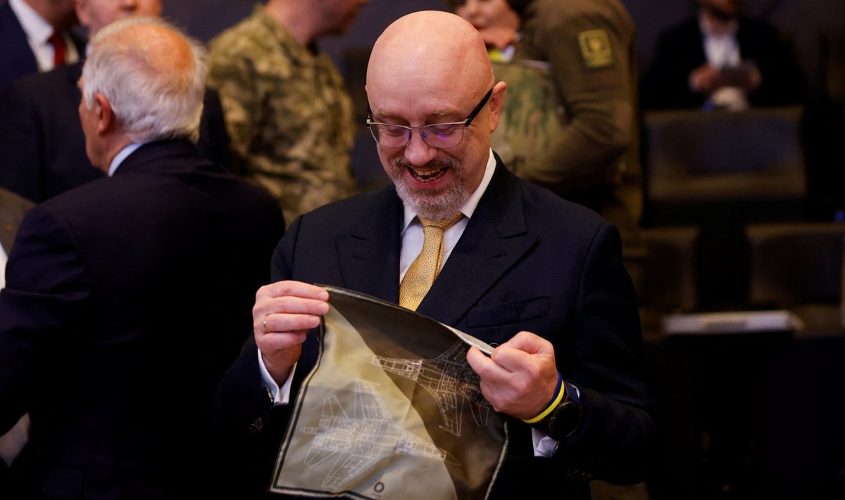 OOTUS JÄTKUB: Brüsselis NATO kaitseministrite kohtumisel osaleva Oleksi Reznikovi kätte on sattunud hävituslennuki kujutisega salvrätt. Päris lennukitega läheb veel aega