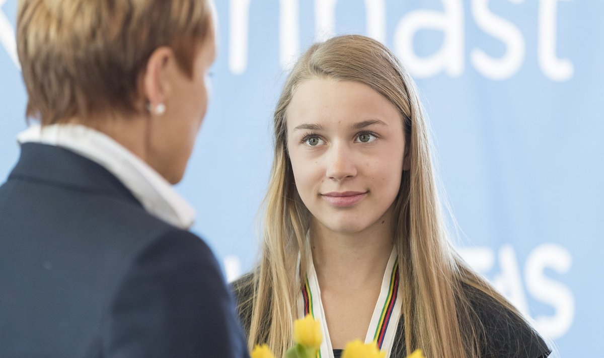 Kahekordne juunioride maailmameister Kelly Sildaru saabub Tallinna lennujaama