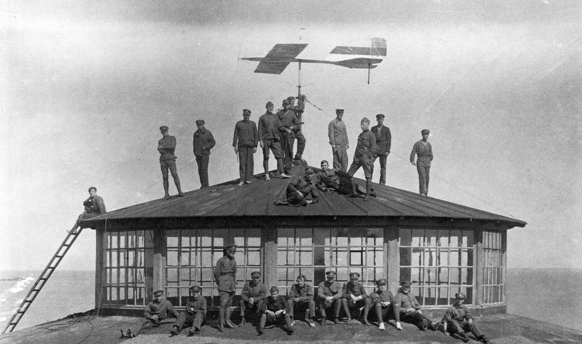 HEA VAADE: Õhukaitse suurtükiväegrupi ajateenijad angaari katusel.