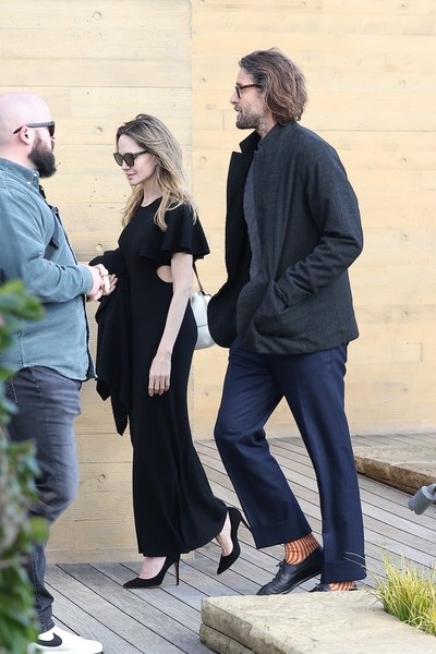 Angelina Jolie ja David Mayer de Rothschild lahkumas Malibus asuvast restoranist.