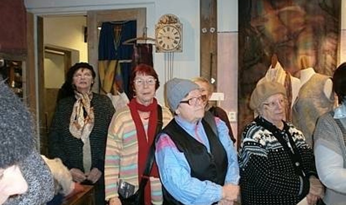 Rõiva- ja Kangakojas sai imetleda vilditud mantliteeid, kostüüme ja salle. Foto: Maire Paju