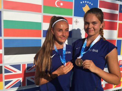 Carol Plakk ja Katriin Saar võitsid suvel Ungaris toimunud Euroopa noorte olümpiafestivalil paarismängus pronksmedali. 15-aastane Plakk hoiab juunioride edetabelis 420. kohta.
