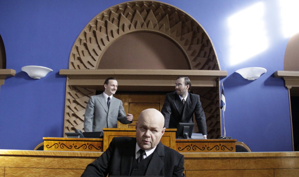 Riigikogu kõnepuldis seisab Konstantin Päts (Ain Lutsepp), taamal sekundeerivad talle Karl Einbund (Indrek Sammul) ja August Rei (Lauri Kaldoja).