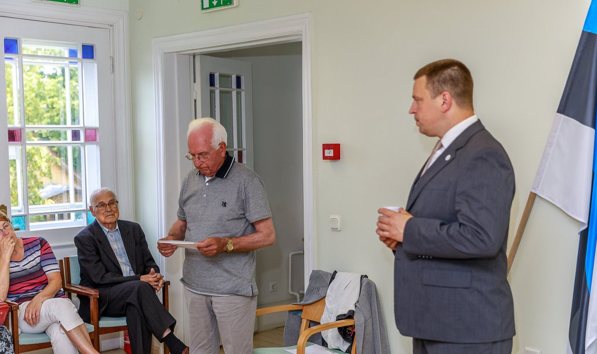 Väino Kruuser peaminister Jüri Ratasele Bellingshauseni muuseumi ideest rääkimas.