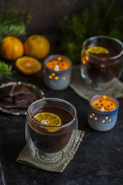 Šokohooliku külluslik kuum jook kardemoni ja mandariiniga