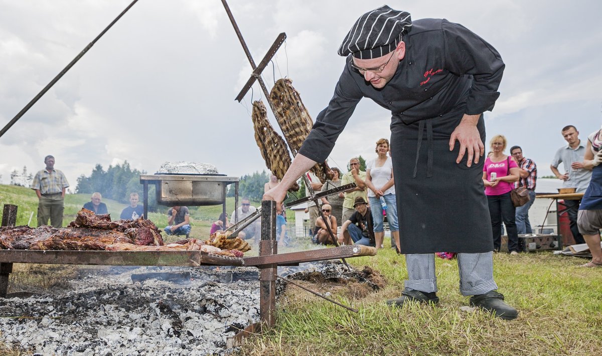Sänna:Sännas toimus Balti riike ja Šveitsi ühendava lihaveisekasvatusprojekti "Baltic Grassland Beef" infopäev.Pildil:Infopäeval valmistas kõhutäiteks eksootolisi veiseliharoogi  kokk Argentiinast, Simon de Rivi.