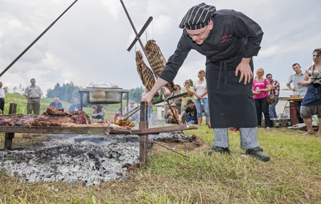 Sänna:Sännas toimus Balti riike ja Šveitsi ühendava lihaveisekasvatusprojekti "Baltic Grassland Beef" infopäev.Pildil:Infopäeval valmistas kõhutäiteks eksootolisi veiseliharoogi  kokk Argentiinast, Simon de Rivi.