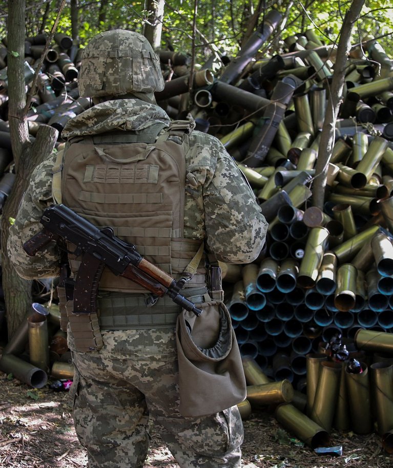 Ukraina sõjaväelane ja kasutatud haubitsamürsud. Foto tehtud 11. oktoobril 2023 Donetski lähedal rindejoonel.