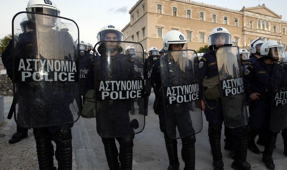 Politseinikud kaitsmas Kreeka parlamendihoonet meeleavaldajate eest.