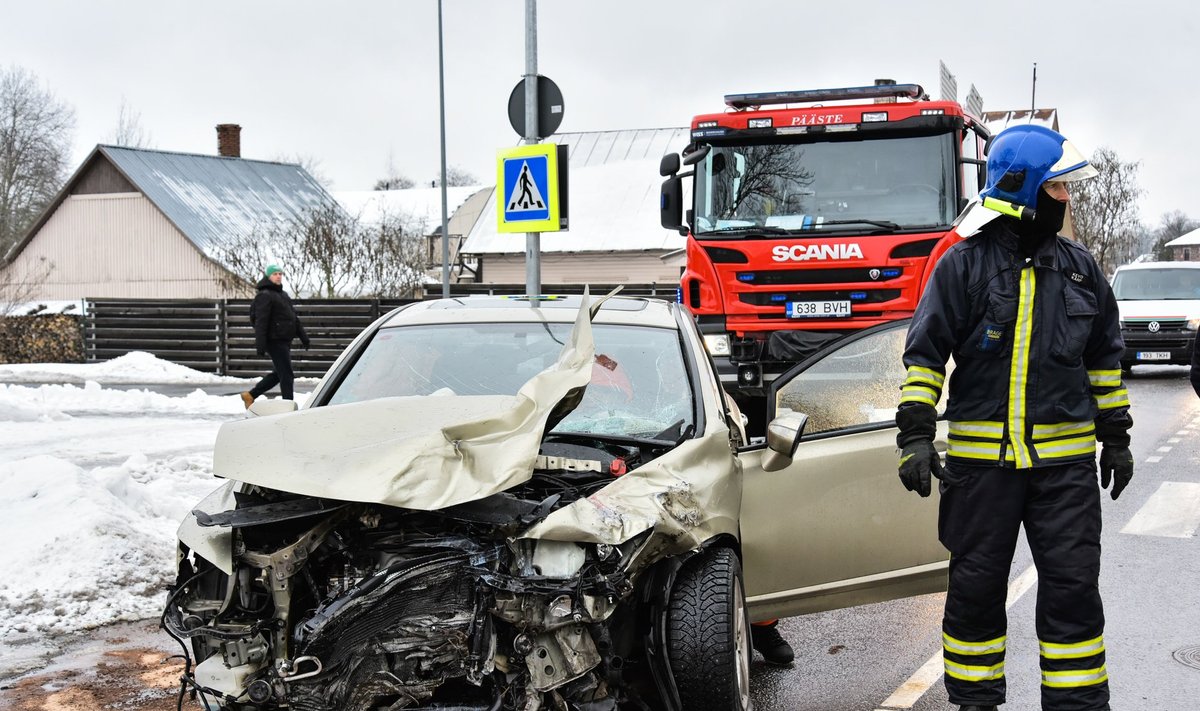 Viljandis põrkas kiirabiauto kokku sõiduautoga.