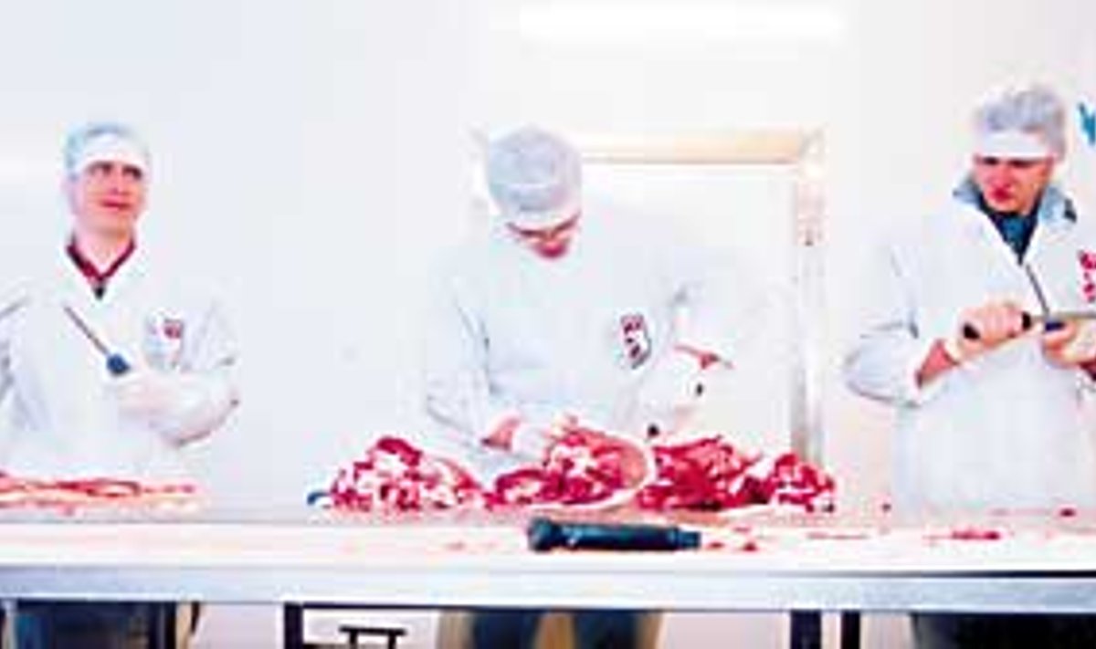 SIIT TULEB “MAAMEHE SINK”: Nõo lihatööstuse kurdid lihalõikajad (vasakult) Janis Golubenkov, Ergo Malva ja Allar Hanson segamatus tööhoos. Ingmar Muusikus