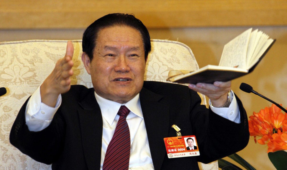 Väidetavalt koduarestis olev 71-aastane endine poliitbüroo alalise komitee liige ja sisejulgeoleku boss Zhou Yongkang on kõige kõrgem Hiina poliitikategelane, kes on kommunistide 1949. aastal võimule tulekust saadik korruptsiooniuurimise alla võetud.