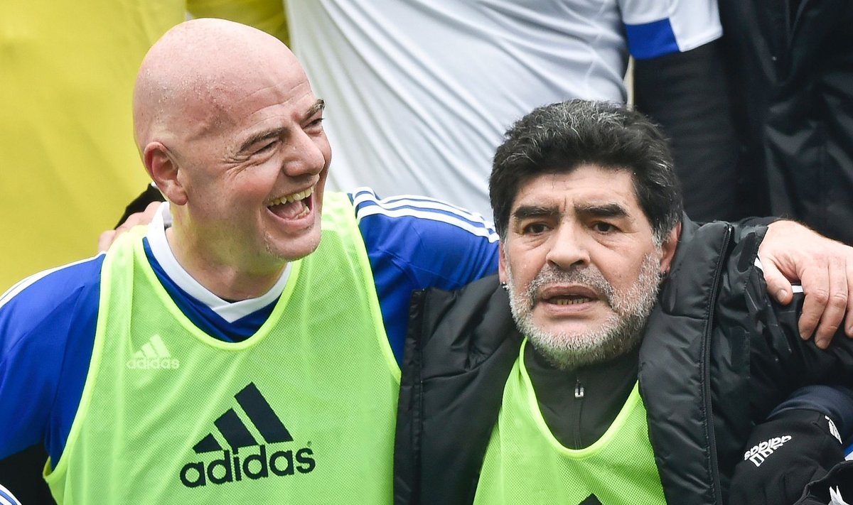 MM-i reformiv FIFA president Gianni Infantino (vasakul) ja Argentina tuus Diego Maradona enne eilset kuulsuste mängu