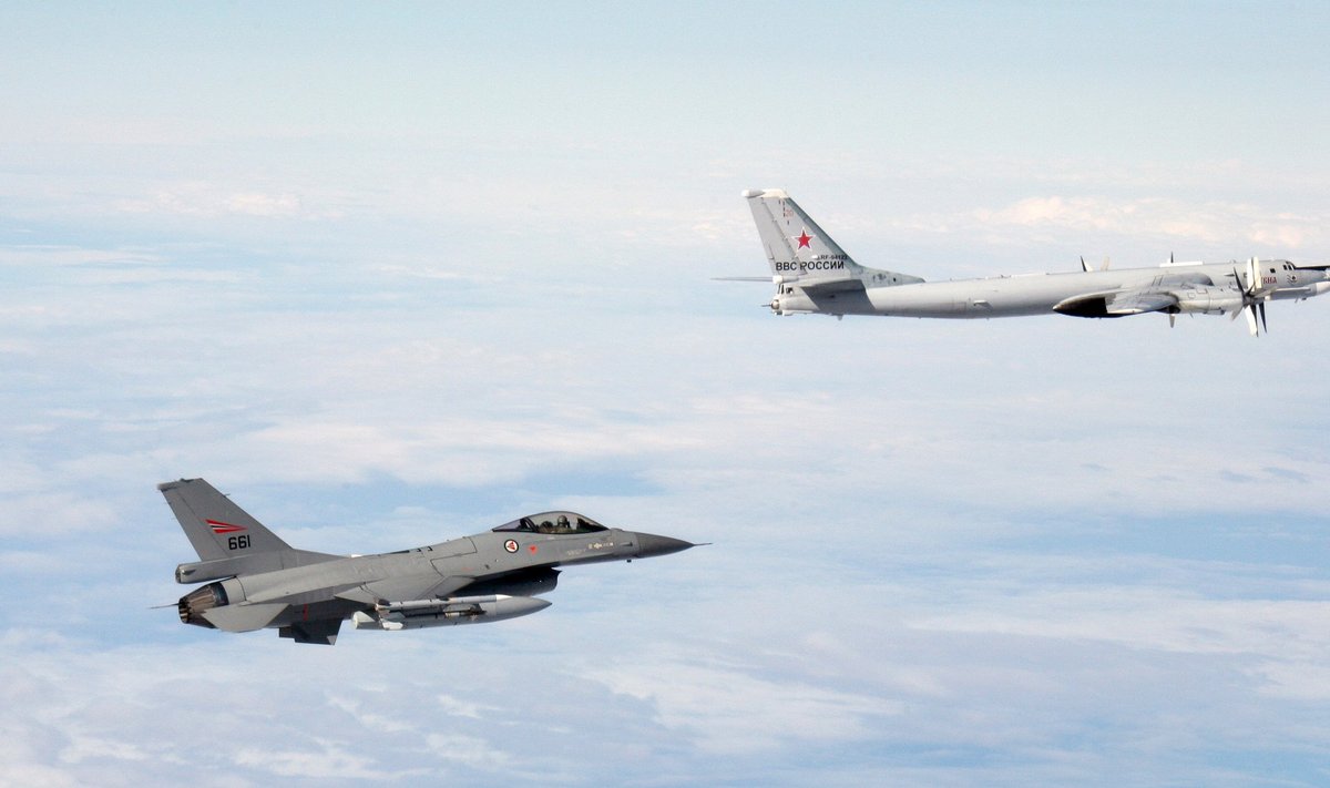 Истребитель ВВС Норвегии F-16 сопровождает российский стратегический бомбардировщик Ту-95