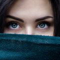 Kui sind kimbutavad tumedad ja turses silmaalused: lihtsad nipid, mis pakuvad leevendust