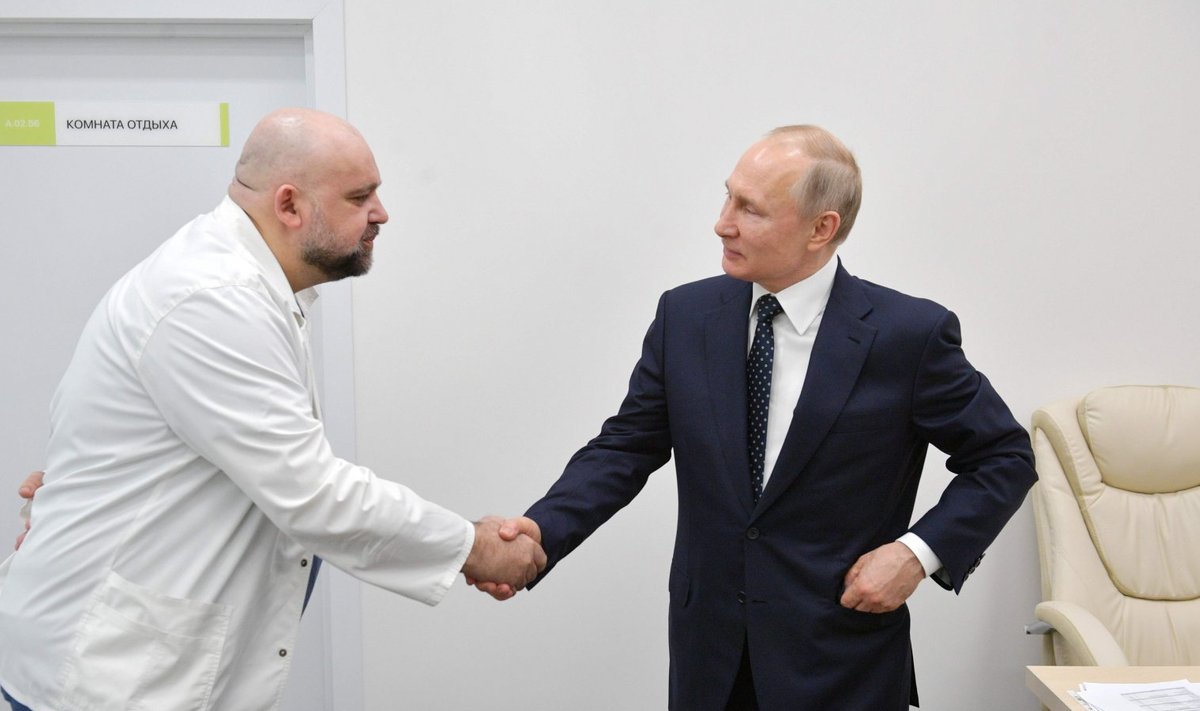 Vladimir Putin kätlemas dr Deniss Protsenkoga.