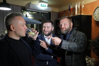 Keskerakonna valimispeol paistsid Andrei Korobeinik, Vladimir Svet ja Lauri Laats õhtut toredalt nautivat