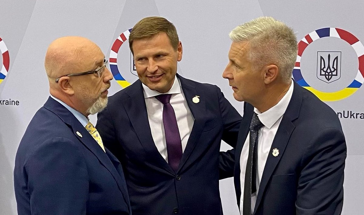 Kaitseminister Hanno Pevkur koos kolleegidega