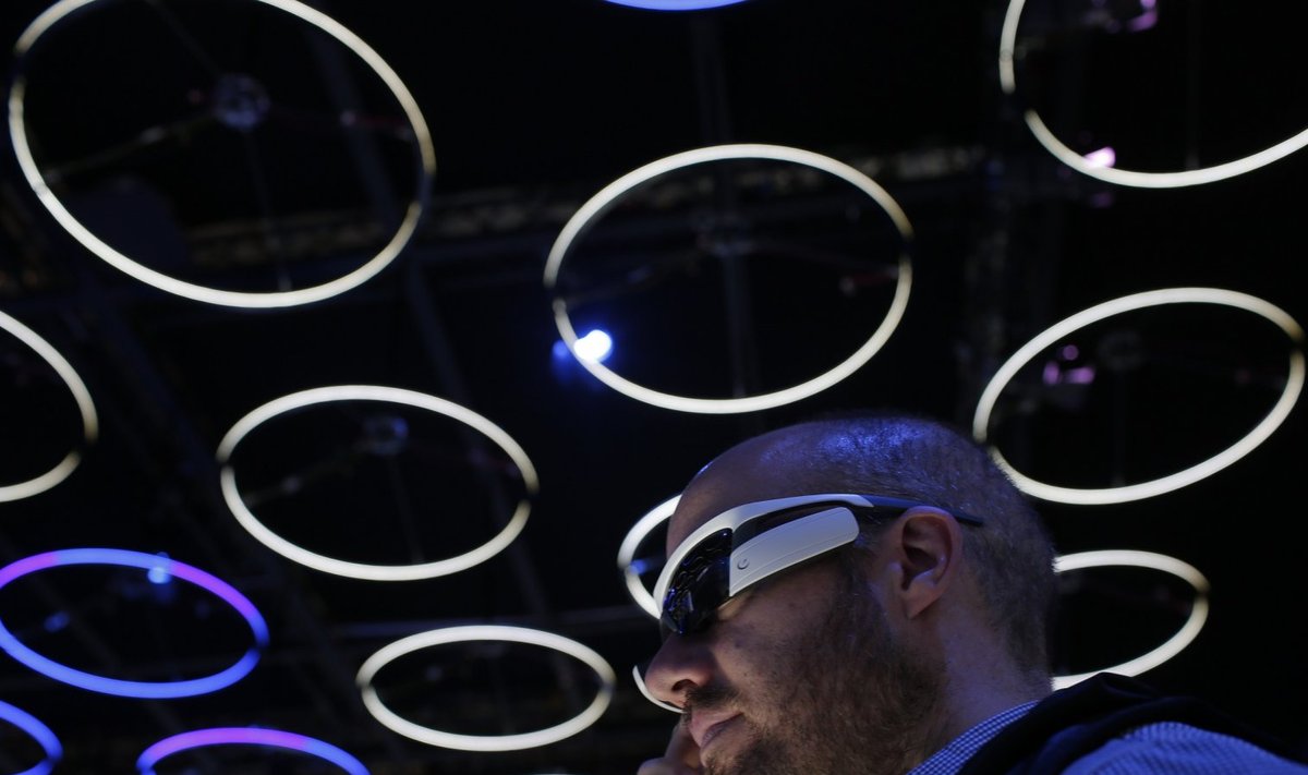Mees proovib mobiilimessil VR-prille pähe. (Foto: AP)