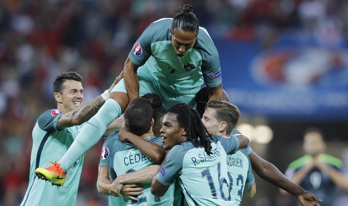 Portugali mängijad väravat tähistamas
