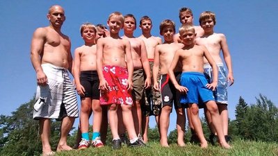 Kristjan Press oma maadlusklubi Englase võistlejate grupiga suvises treeninglaagris Mellistes (august 2014).
