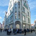 ФОТО DELFI: У посольства РФ в Таллинне избиратели выстроились в длинную очередь