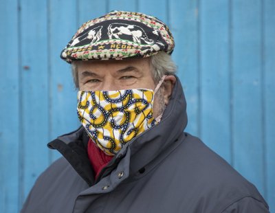 Rein Sikk kandmas kevadel kodus valminud maski, mille materjaliks traditsiooniline Aafrika capulana kangas, ostetud Mosambiigist.  