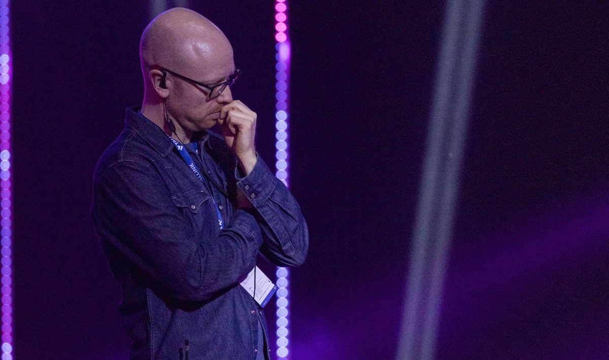 Eurovisiooni Eesti-poolne peakorraldaja Mart Normet jälgib mängu, samas ei kahtle ta üldse, et Laura ja Koit välja ei veaks.