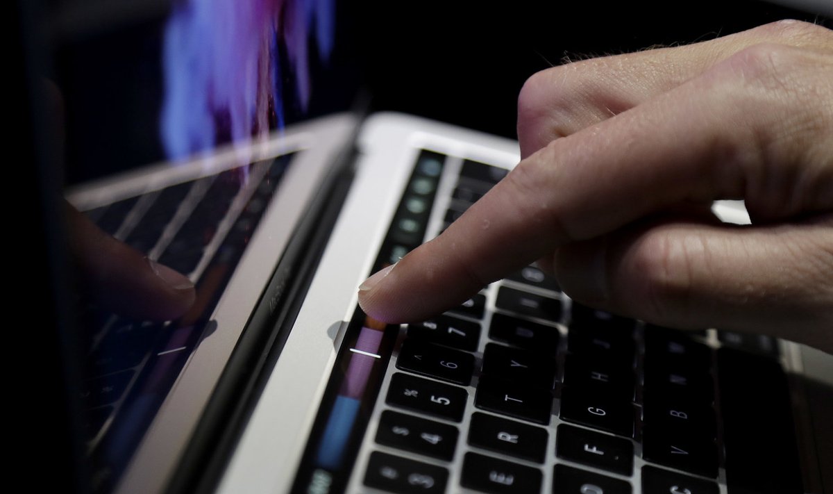 2016. a kahel MacBook Pro mudelil on OLED-puutepind nimega Touch Bar. (Foto: AP)