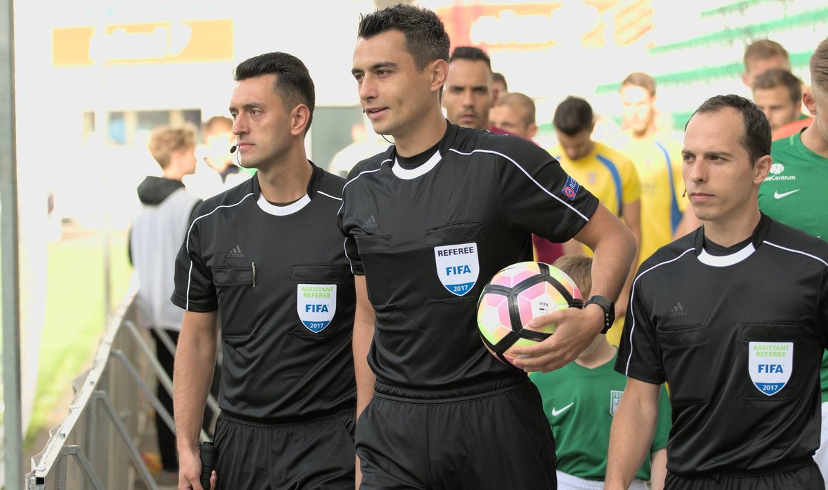 Mängu peakohtunik Horațiu Mircea Fesnic (keskel) 2017. a Euroopa liiga kohtumises.