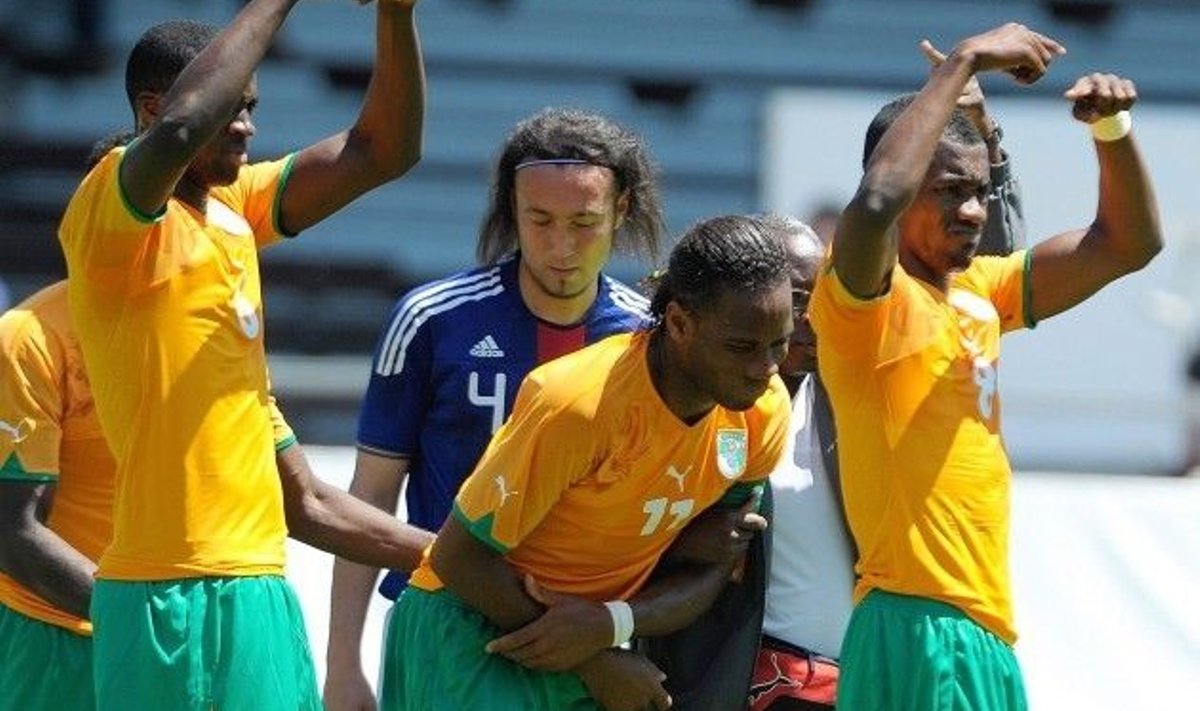 vigastatud Didier Drogba (keskel) lahkub väljakult, jalgpall